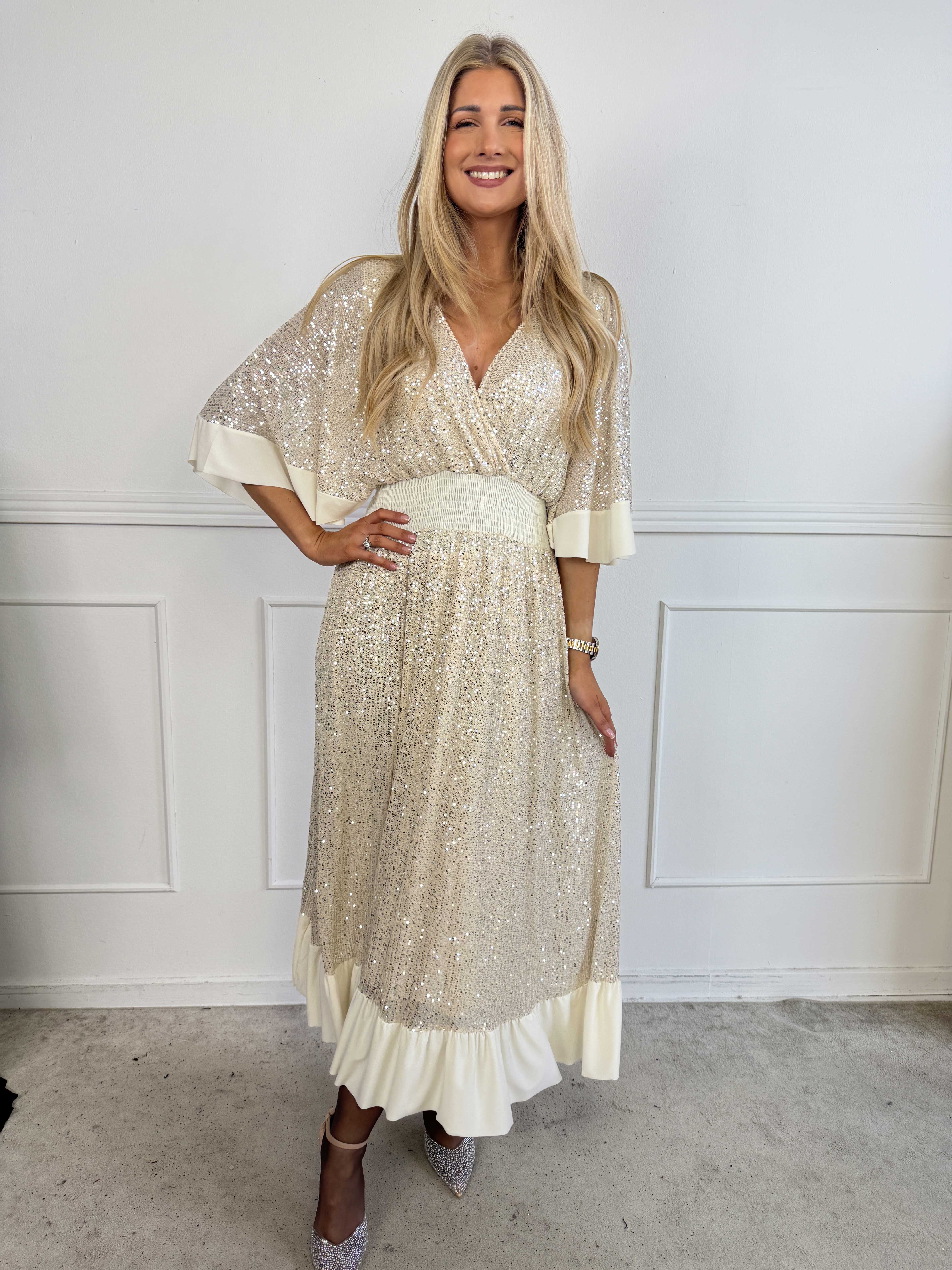 Pamela Glitter - Lång paljettklänning med volanger och smock